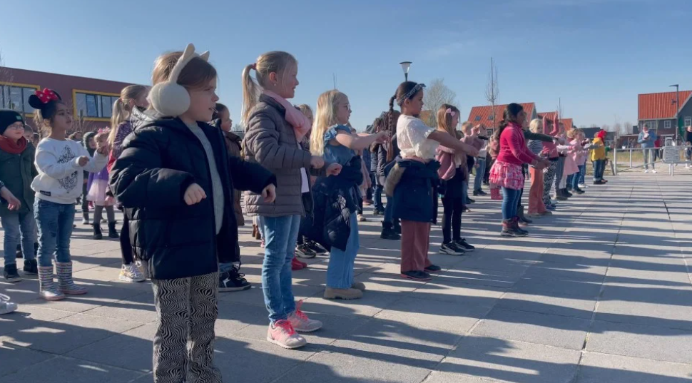 Samen met onze kinderen van IKC De Kroon opende wethouder Lilian Peters woensdag het vernieuwde plein bij MFA De Ontmoeting.